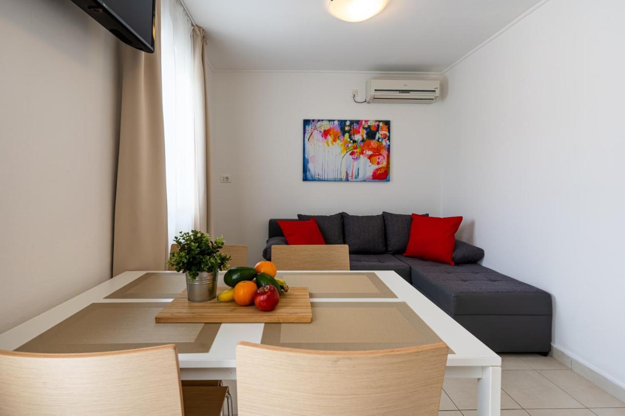 Dolac Apartment *